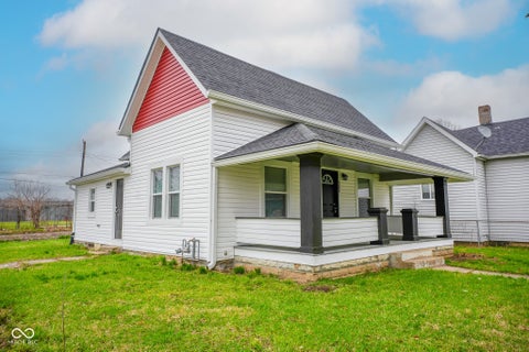 Photo of 734 W 2nd Street, Anderson, IN 46016 (MLS # 22093262)