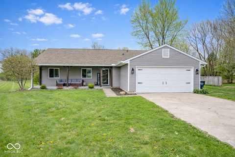 Photo of 587 Quail Run, Greenwood, IN 46142 (MLS # 22092597)