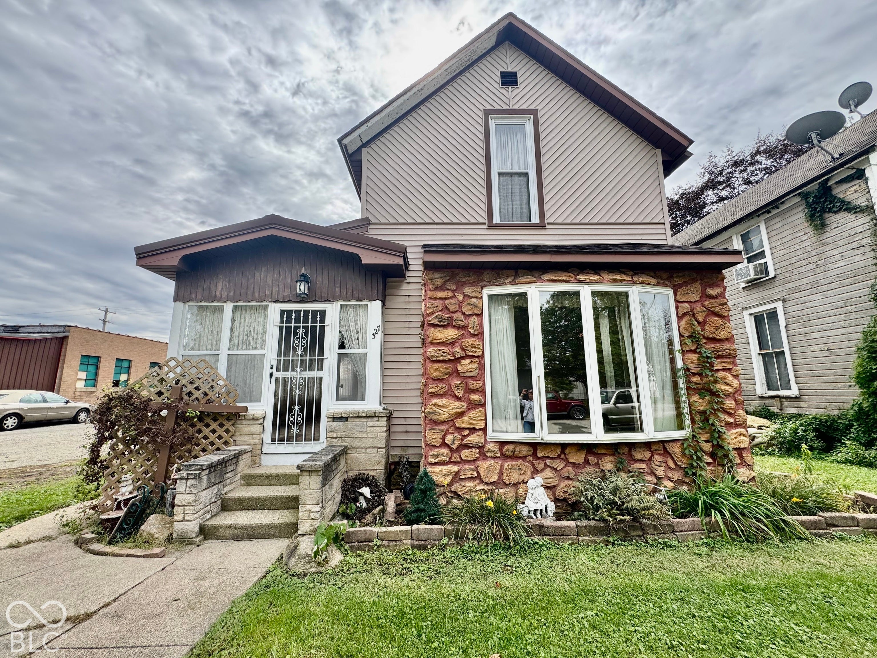 327 W 5th