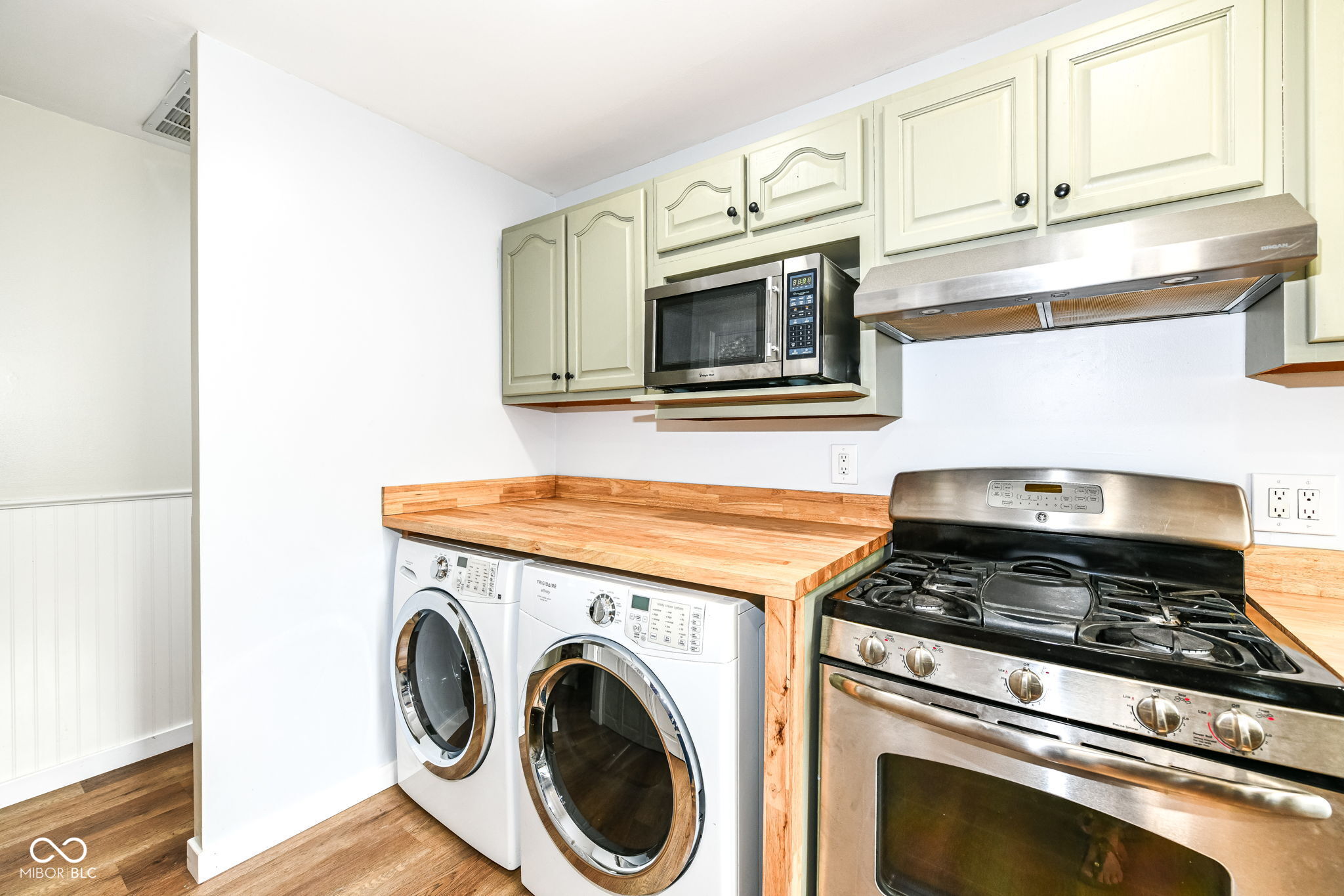 Indianapolis, Indiana 46256, United States, 3 Bedrooms Bedrooms, ,2 BathroomsBathrooms,Residential,Pending,42454