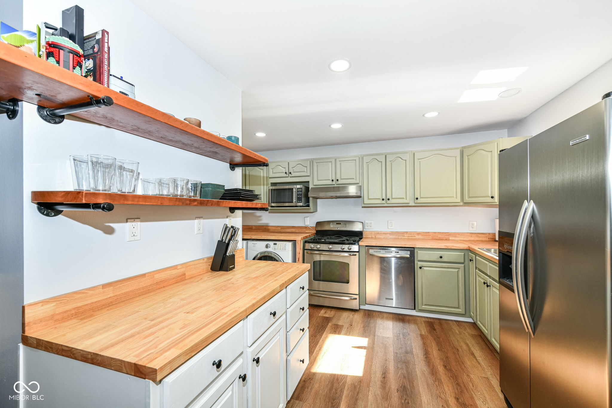 Indianapolis, Indiana 46256, United States, 3 Bedrooms Bedrooms, ,2 BathroomsBathrooms,Residential,Pending,42454