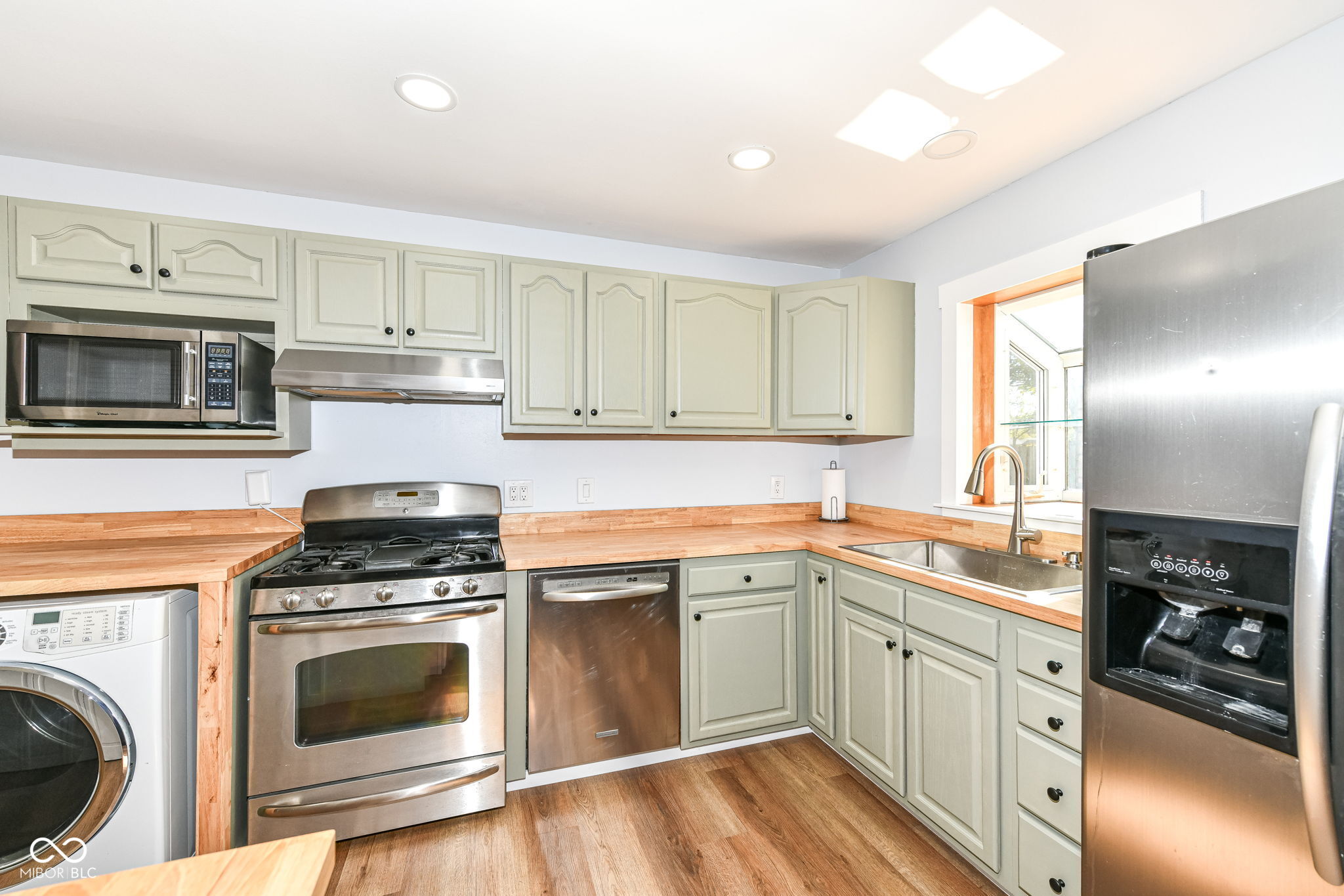 Indianapolis, Indiana 46256, United States, 3 Bedrooms Bedrooms, ,2 BathroomsBathrooms,Residential,Pending,42454