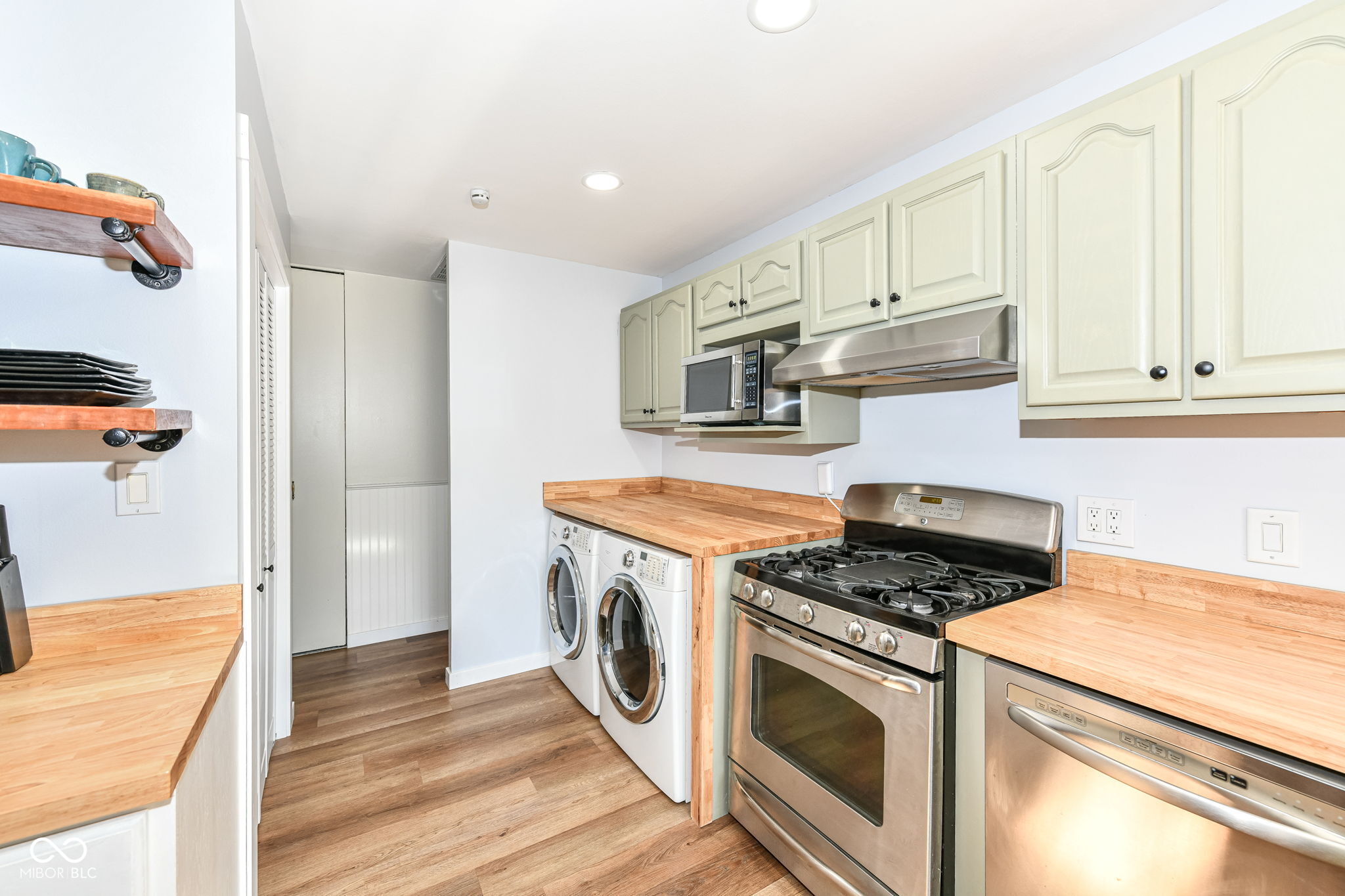 Indianapolis, Indiana 46256, United States, 3 Bedrooms Bedrooms, ,2 BathroomsBathrooms,Residential,Pending,42454