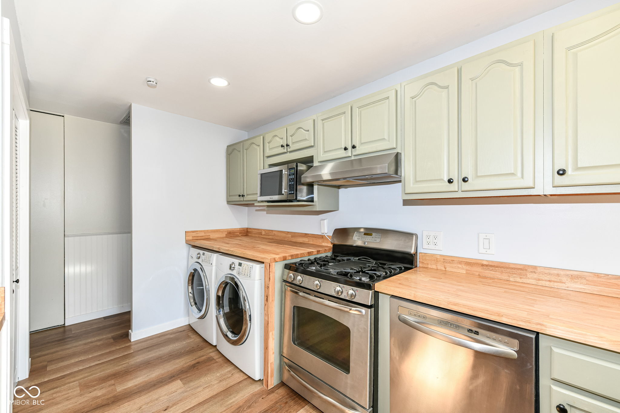 Indianapolis, Indiana 46256, United States, 3 Bedrooms Bedrooms, ,2 BathroomsBathrooms,Residential,Pending,42454