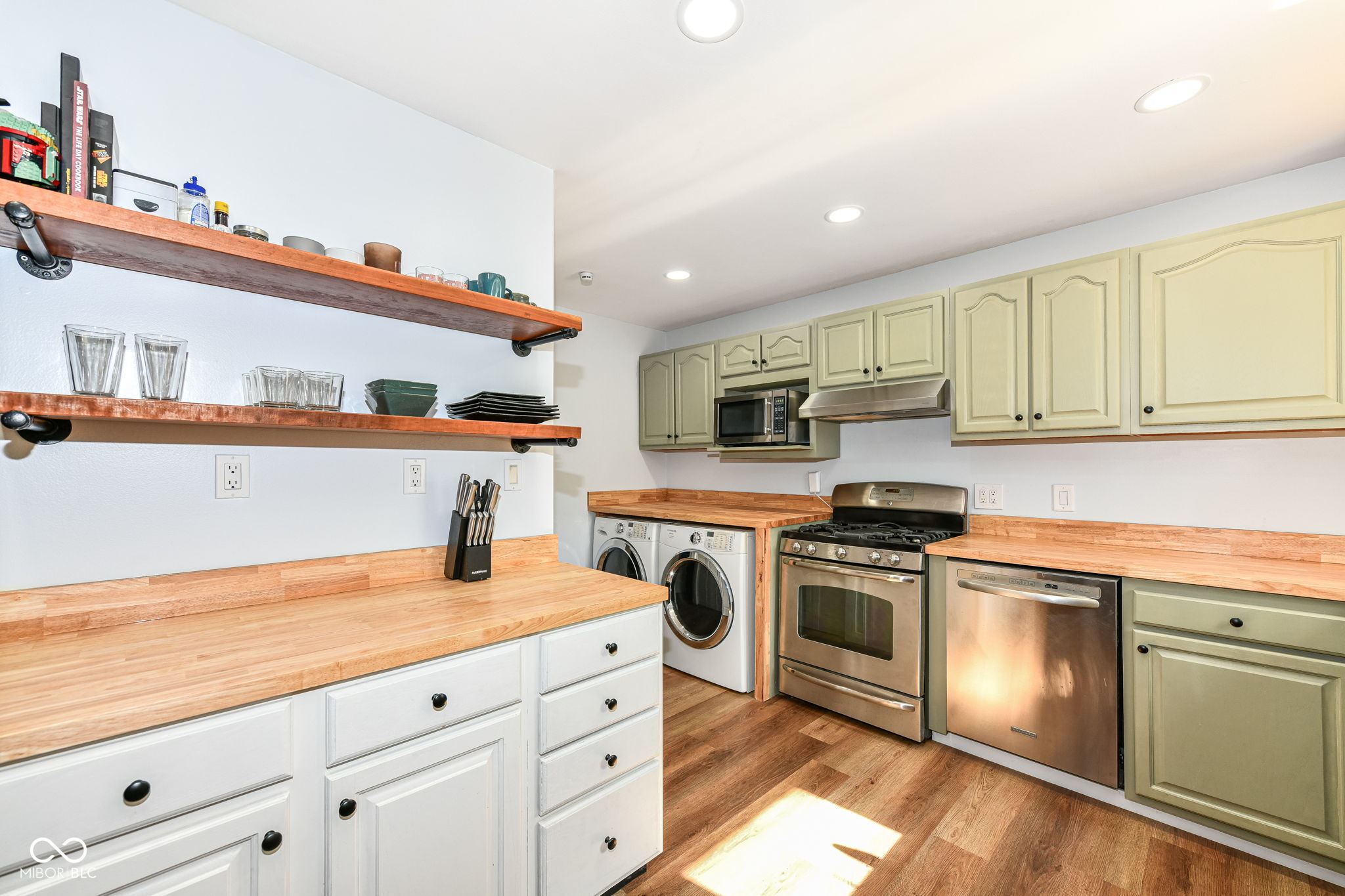 Indianapolis, Indiana 46256, United States, 3 Bedrooms Bedrooms, ,2 BathroomsBathrooms,Residential,Pending,42454