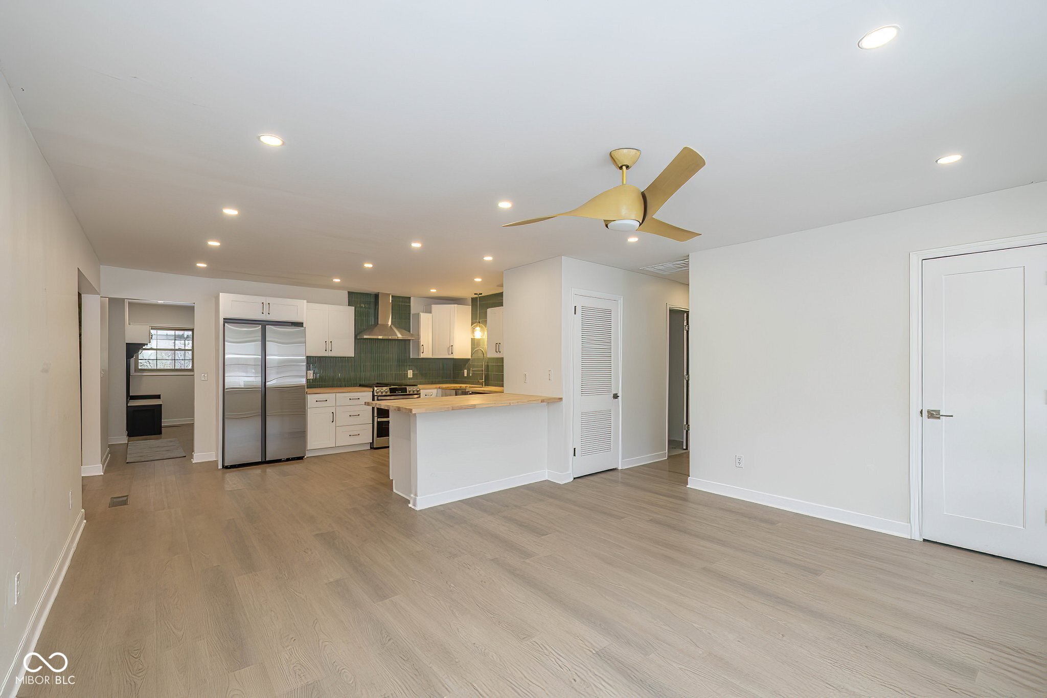 3209 E Loretta Drive