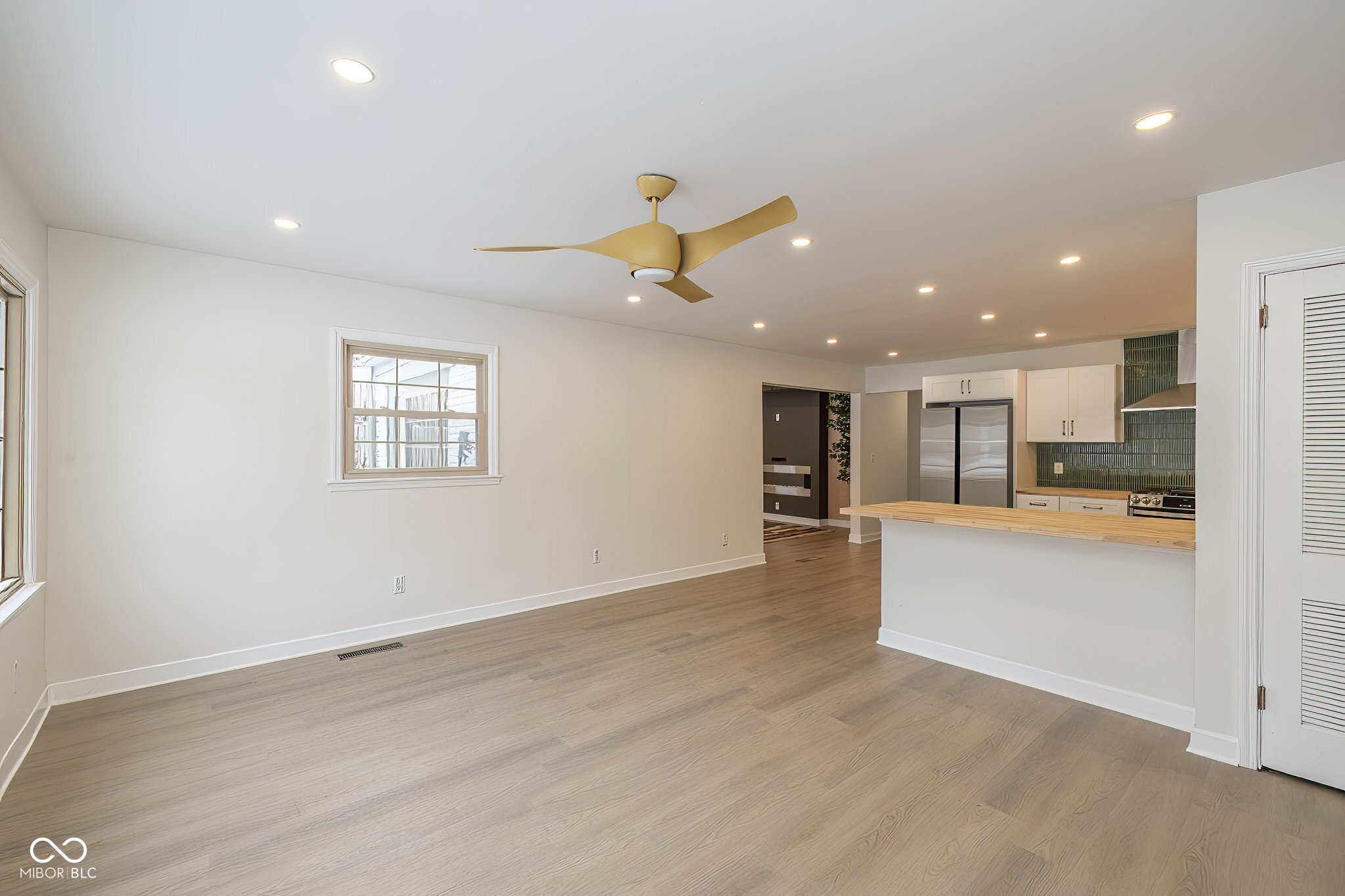 3209 E Loretta Drive