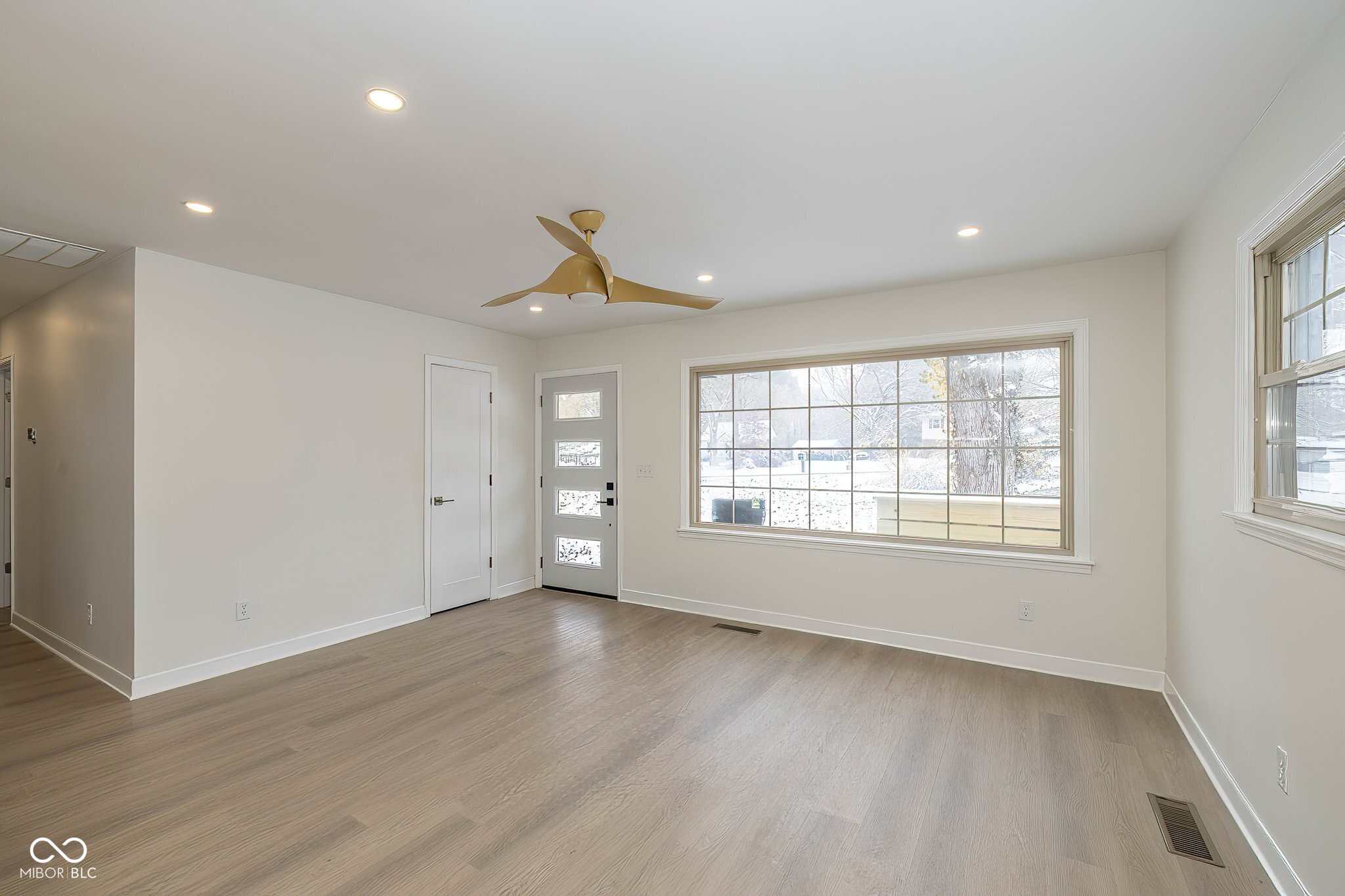 3209 E Loretta Drive