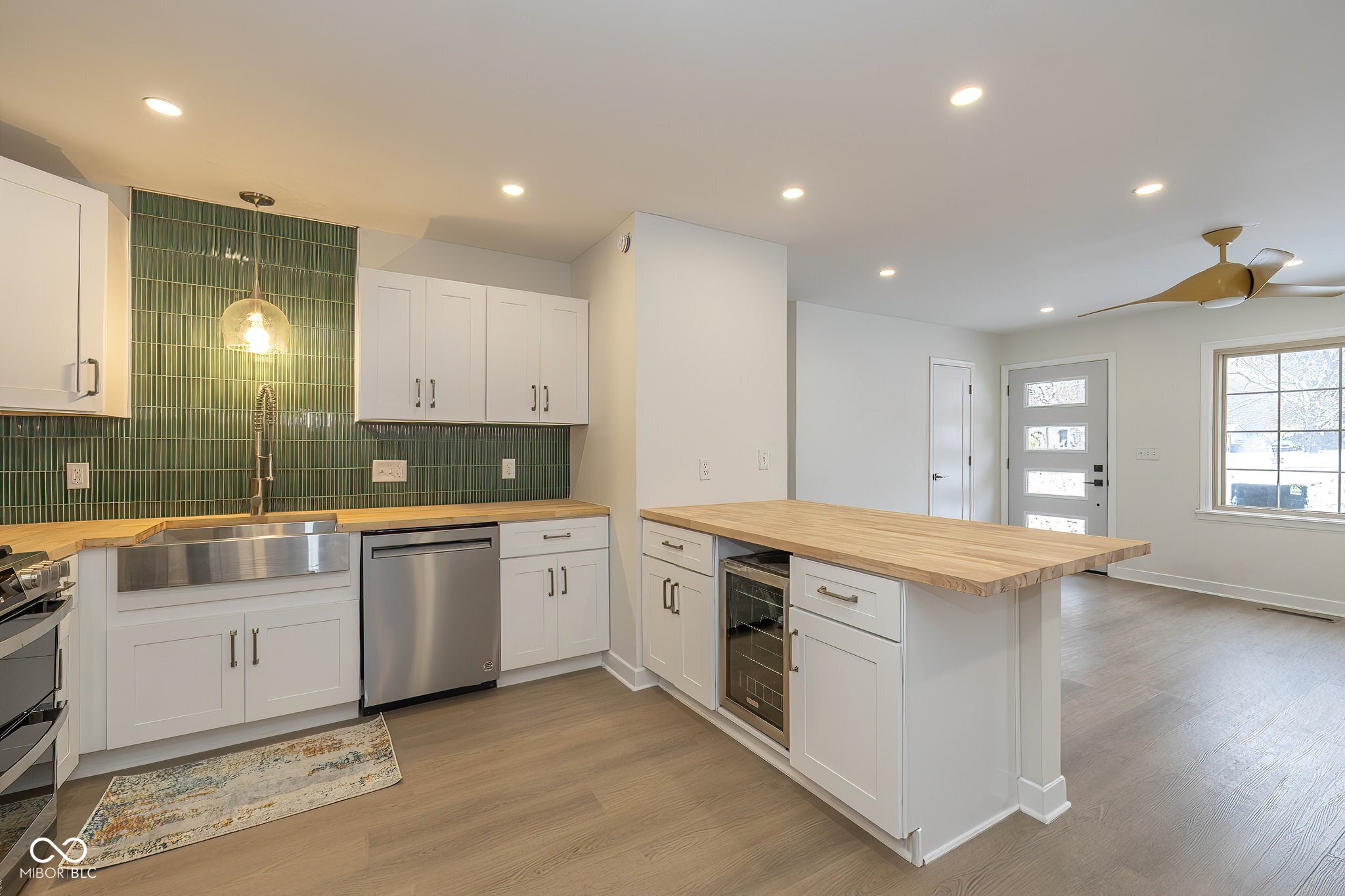 3209 E Loretta Drive