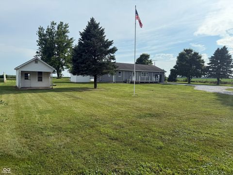 Photo of 6095 W 1900 N, Elwood, IN 46036 (MLS # 22071309)