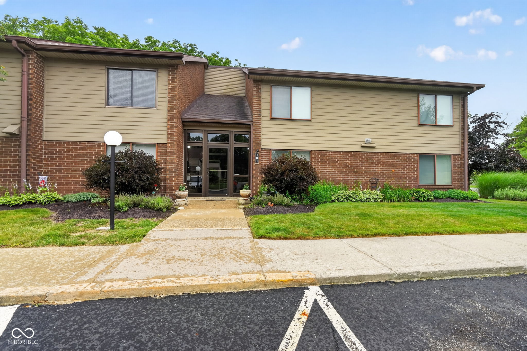 Photo 1 of 34 — 101 Knoll Court A, Noblesville, IN 46062