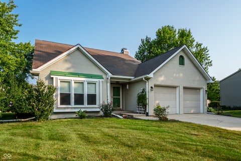 Photo of 1642 Waterford Drive, Zionsville, IN 46077 (MLS # 22093655)