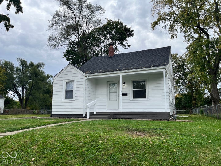 Photo 1 of 32 — 1517 W 11th Street, Anderson, IN 46016