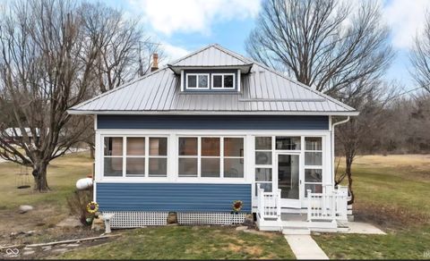 Photo of 102 N Warren Street, West Lebanon, IN 47991 (MLS # 22084594)