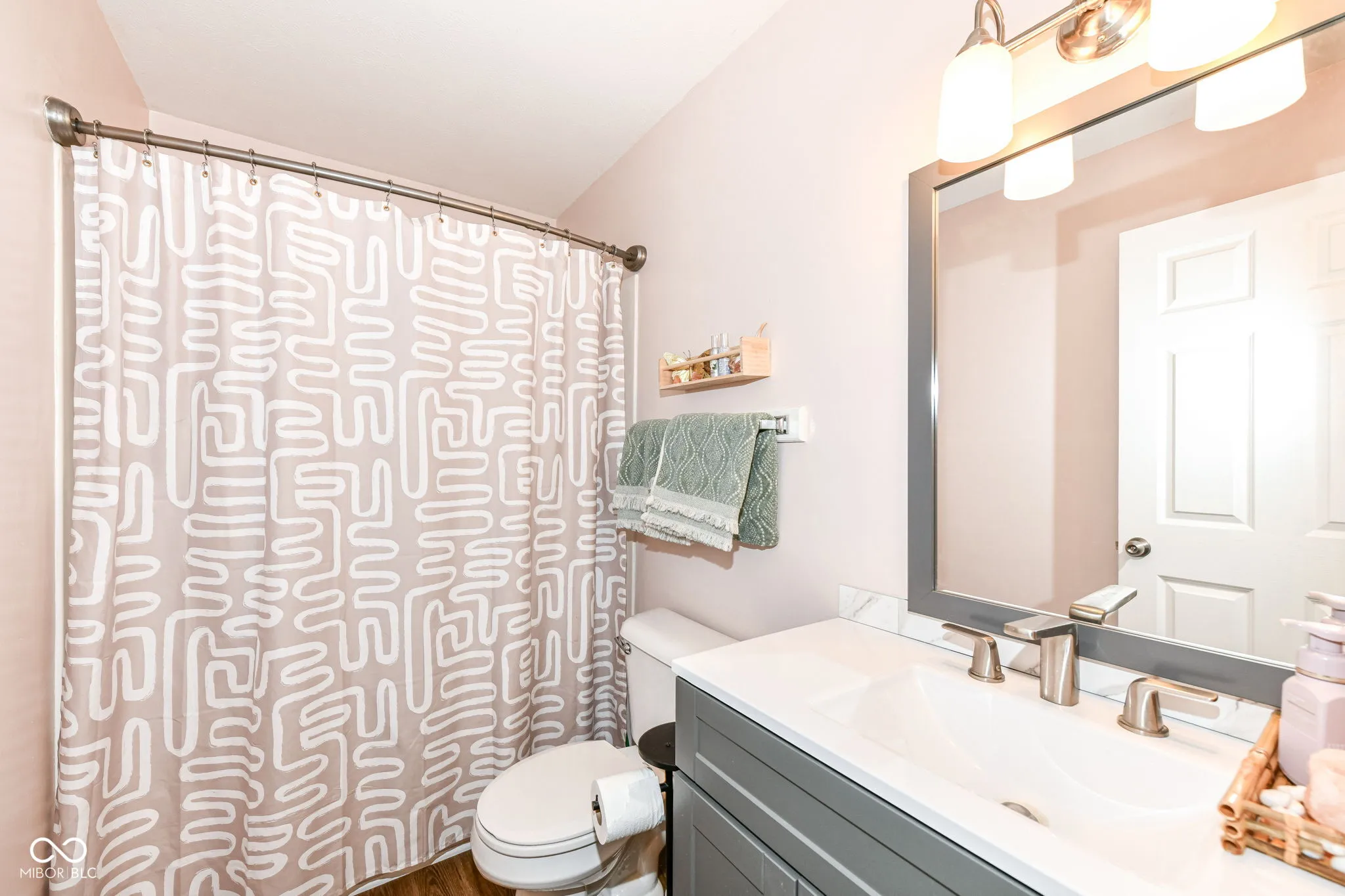 Indianapolis, Indiana 46203, United States, 3 Bedrooms Bedrooms, ,2 BathroomsBathrooms,Residential,Pending,17402