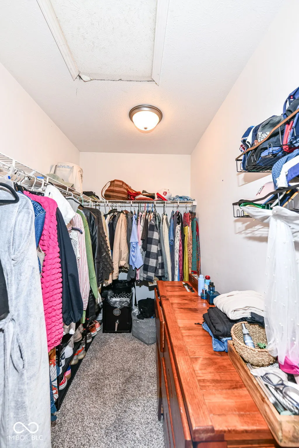 Indianapolis, Indiana 46203, United States, 3 Bedrooms Bedrooms, ,2 BathroomsBathrooms,Residential,Pending,17402