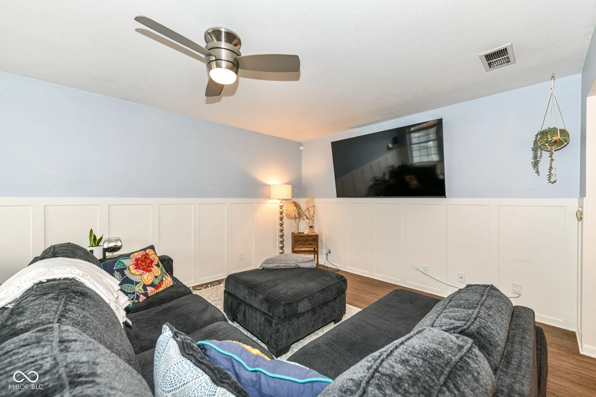 Indianapolis, Indiana 46203, United States, 3 Bedrooms Bedrooms, ,2 BathroomsBathrooms,Residential,Pending,17402