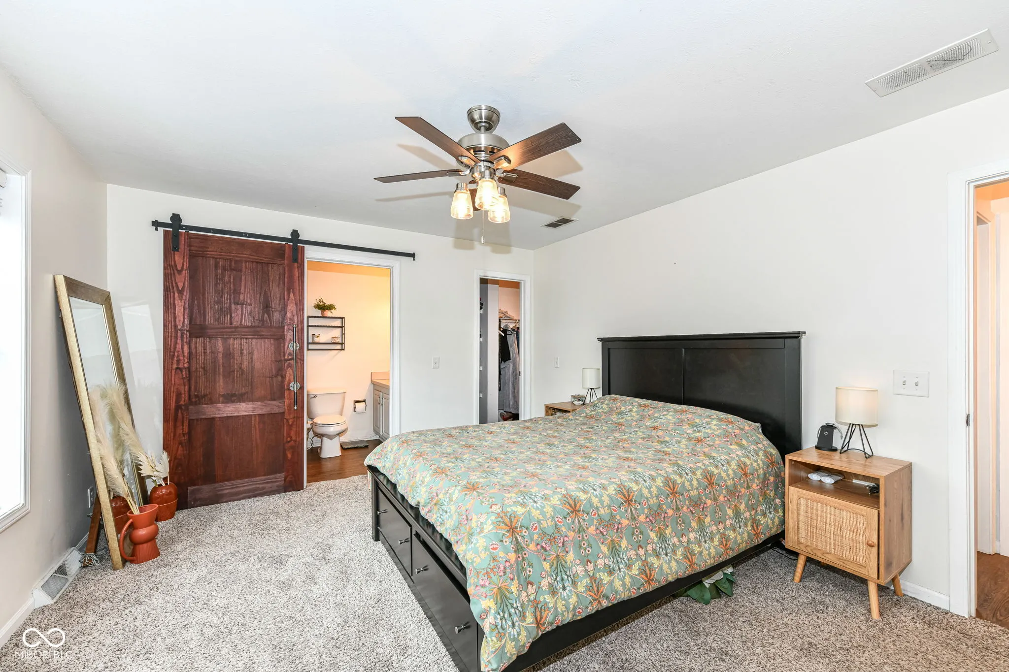 Indianapolis, Indiana 46203, United States, 3 Bedrooms Bedrooms, ,2 BathroomsBathrooms,Residential,Pending,17402