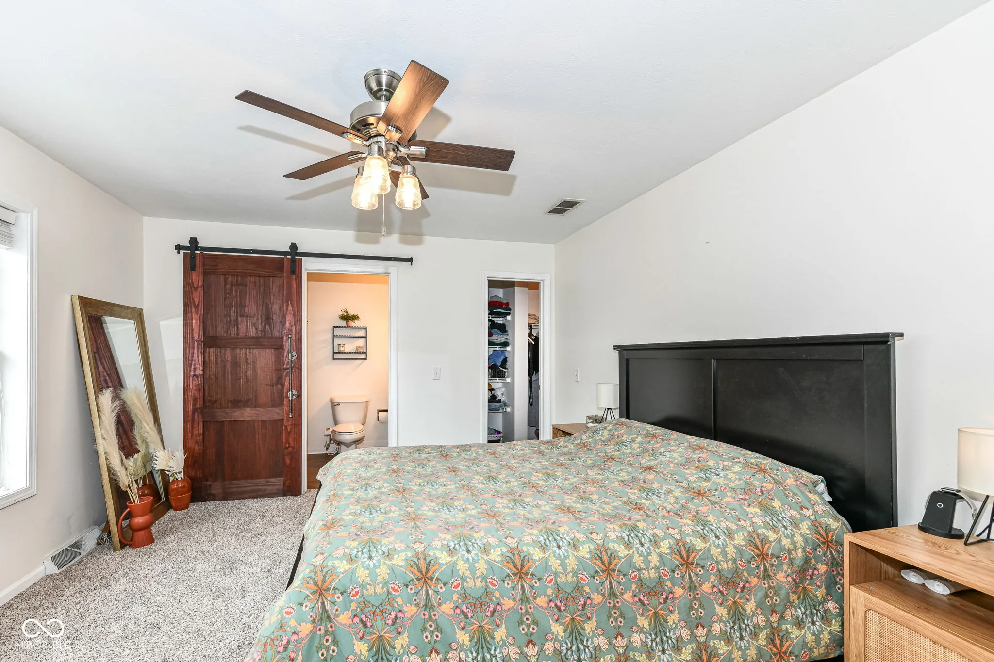 Indianapolis, Indiana 46203, United States, 3 Bedrooms Bedrooms, ,2 BathroomsBathrooms,Residential,Pending,17402