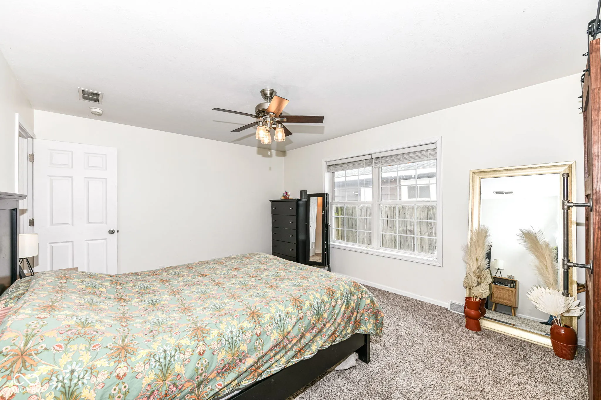 Indianapolis, Indiana 46203, United States, 3 Bedrooms Bedrooms, ,2 BathroomsBathrooms,Residential,Pending,17402