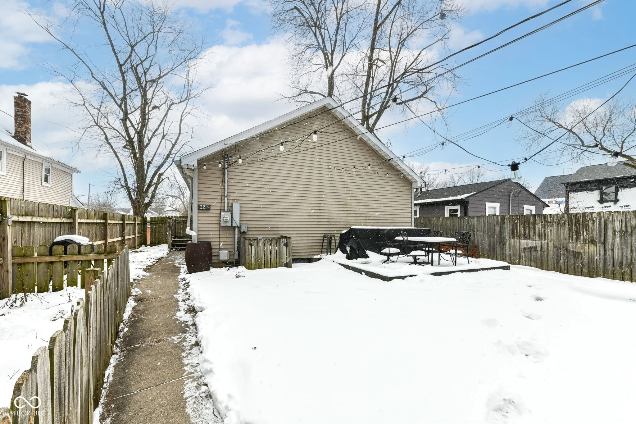 Indianapolis, Indiana 46203, United States, 3 Bedrooms Bedrooms, ,2 BathroomsBathrooms,Residential,Pending,17402