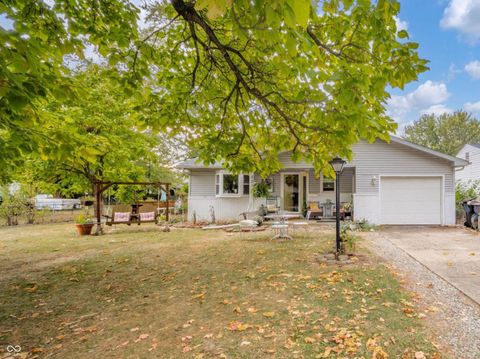 Photo of 521 Woodlawn Drive, Anderson, IN 46012 (MLS # 22069219)
