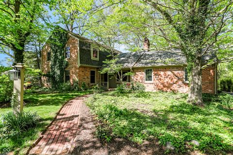 Photo of 80 Williamsburg Court, Zionsville, IN 46077 (MLS # 22086073)