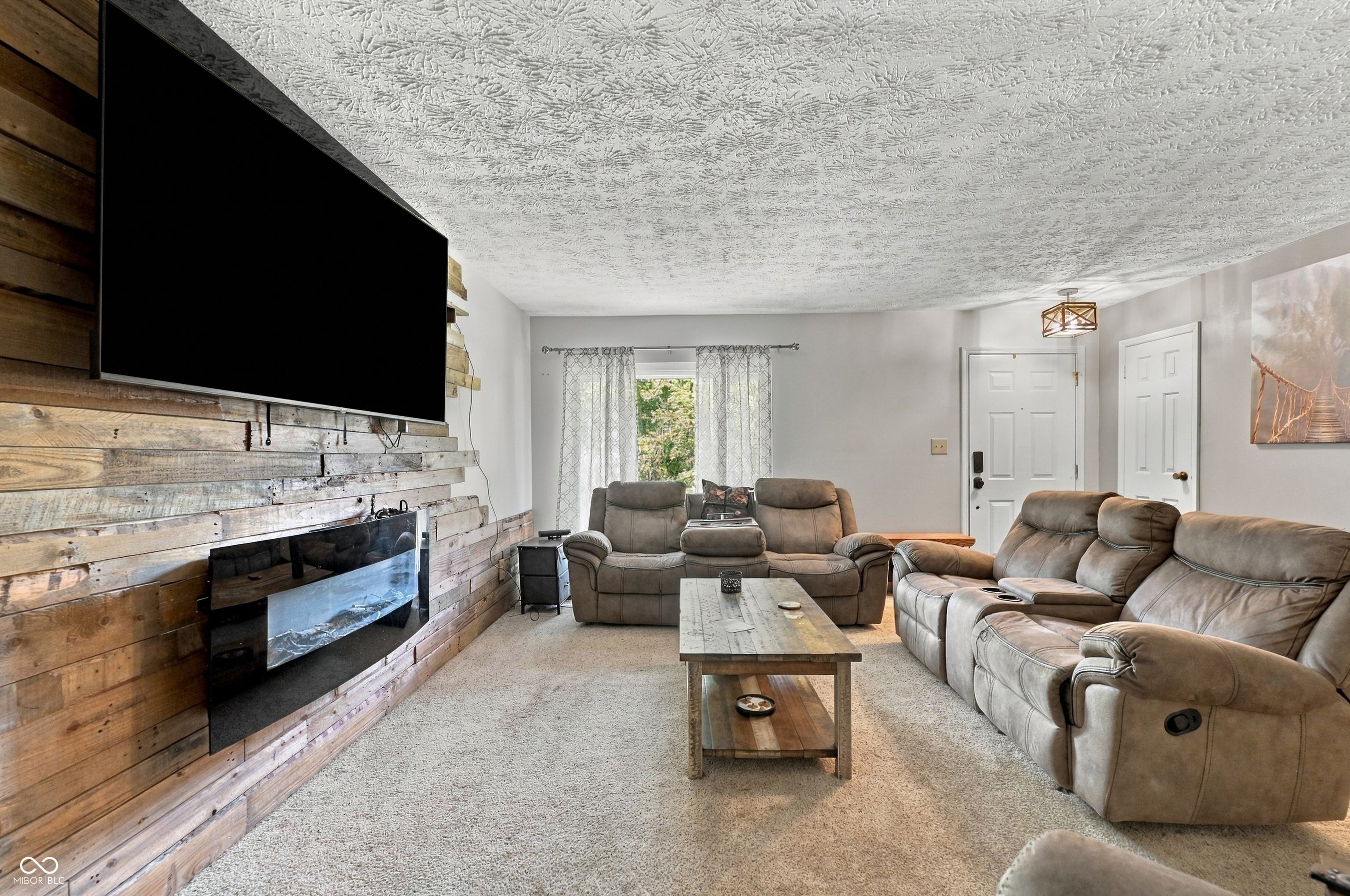 907 Cragwood Court