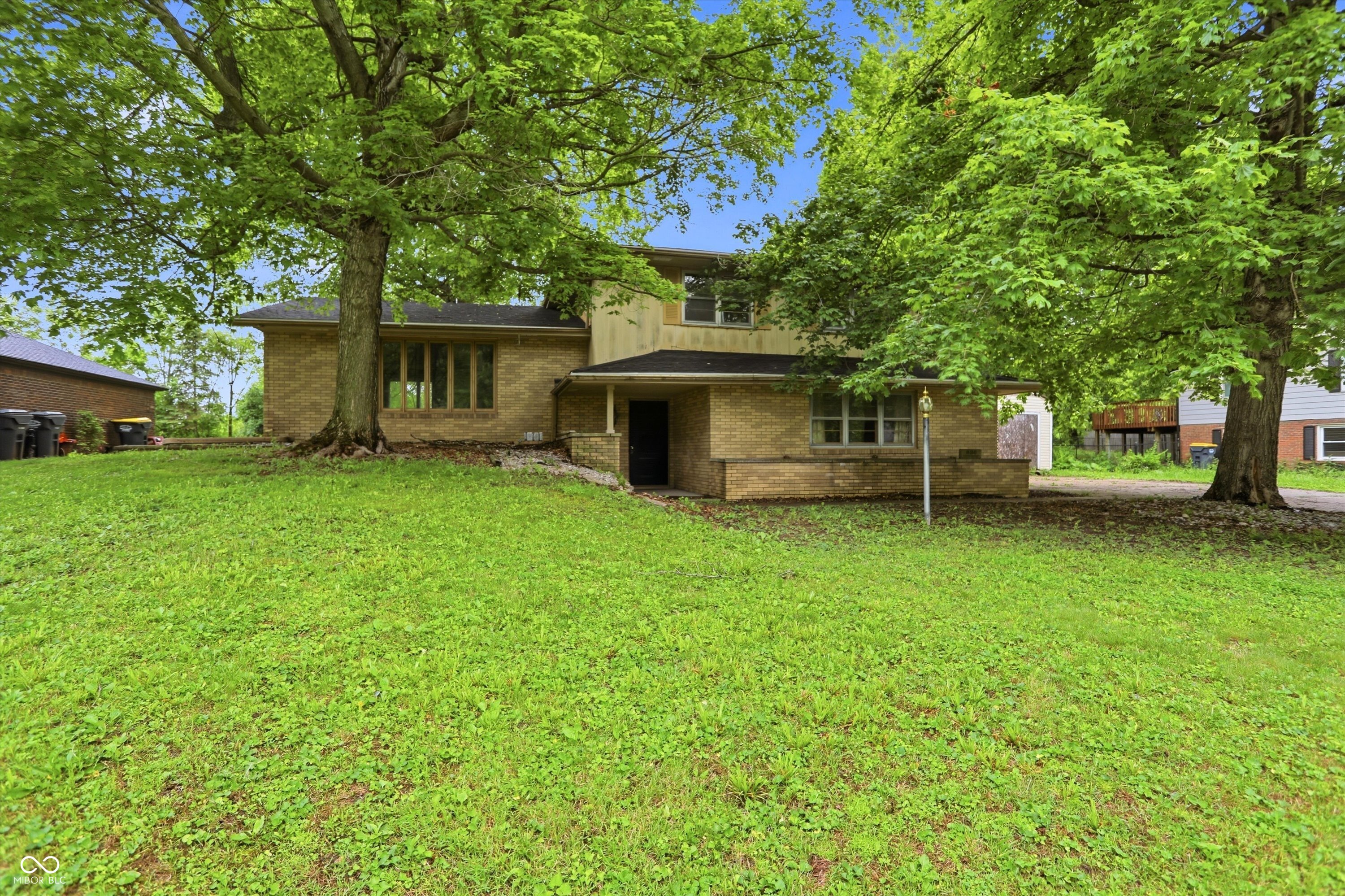 Photo 1 of 38 — 826 Yorkshire Road, Anderson, IN 46012