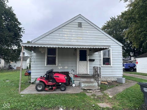 Photo of 1305 E 26th Street, Anderson, IN 46016 (MLS # 22127684)