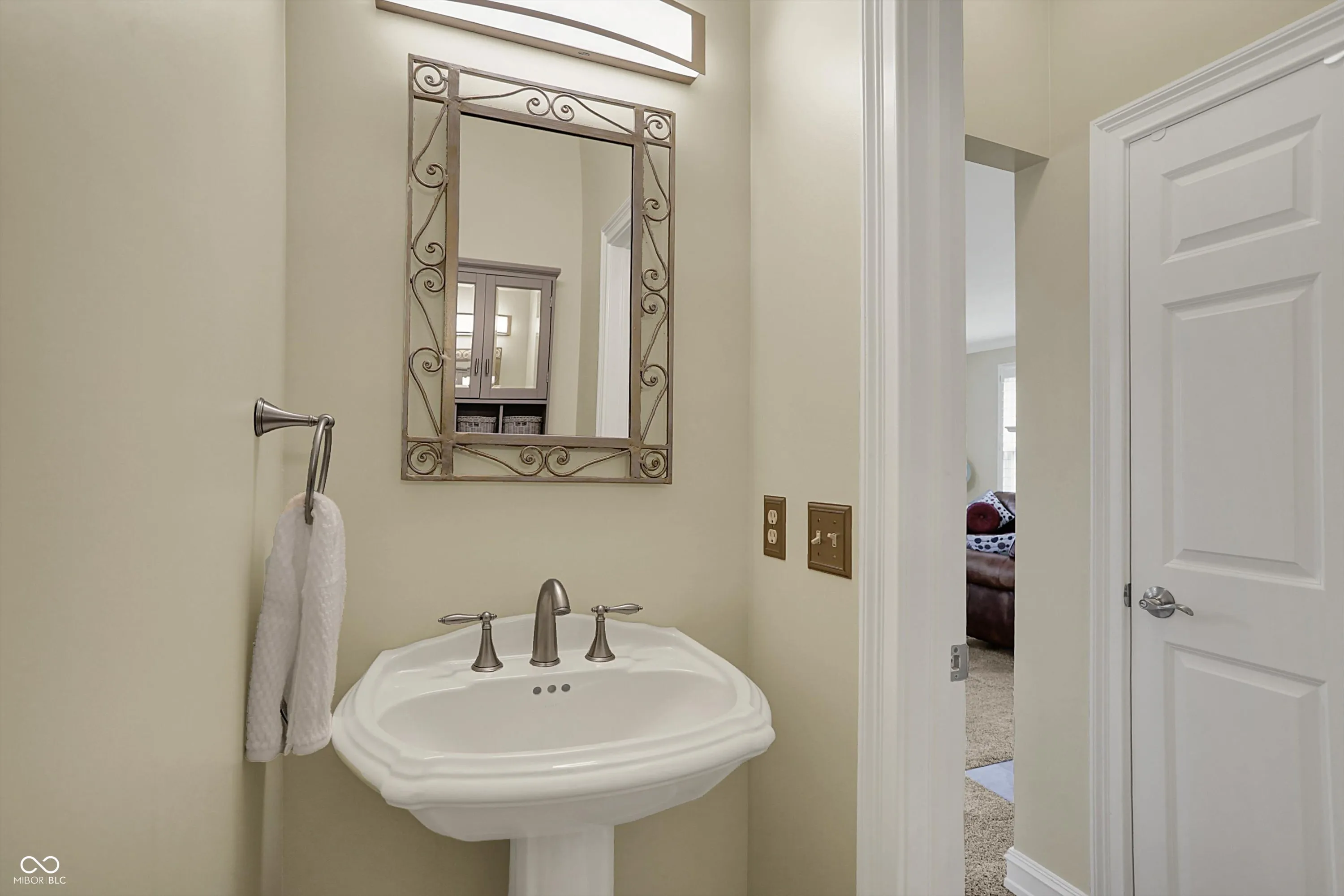 Indianapolis, Indiana 46250, United States, 3 Bedrooms Bedrooms, ,4 BathroomsBathrooms,Residential,Pending,103119