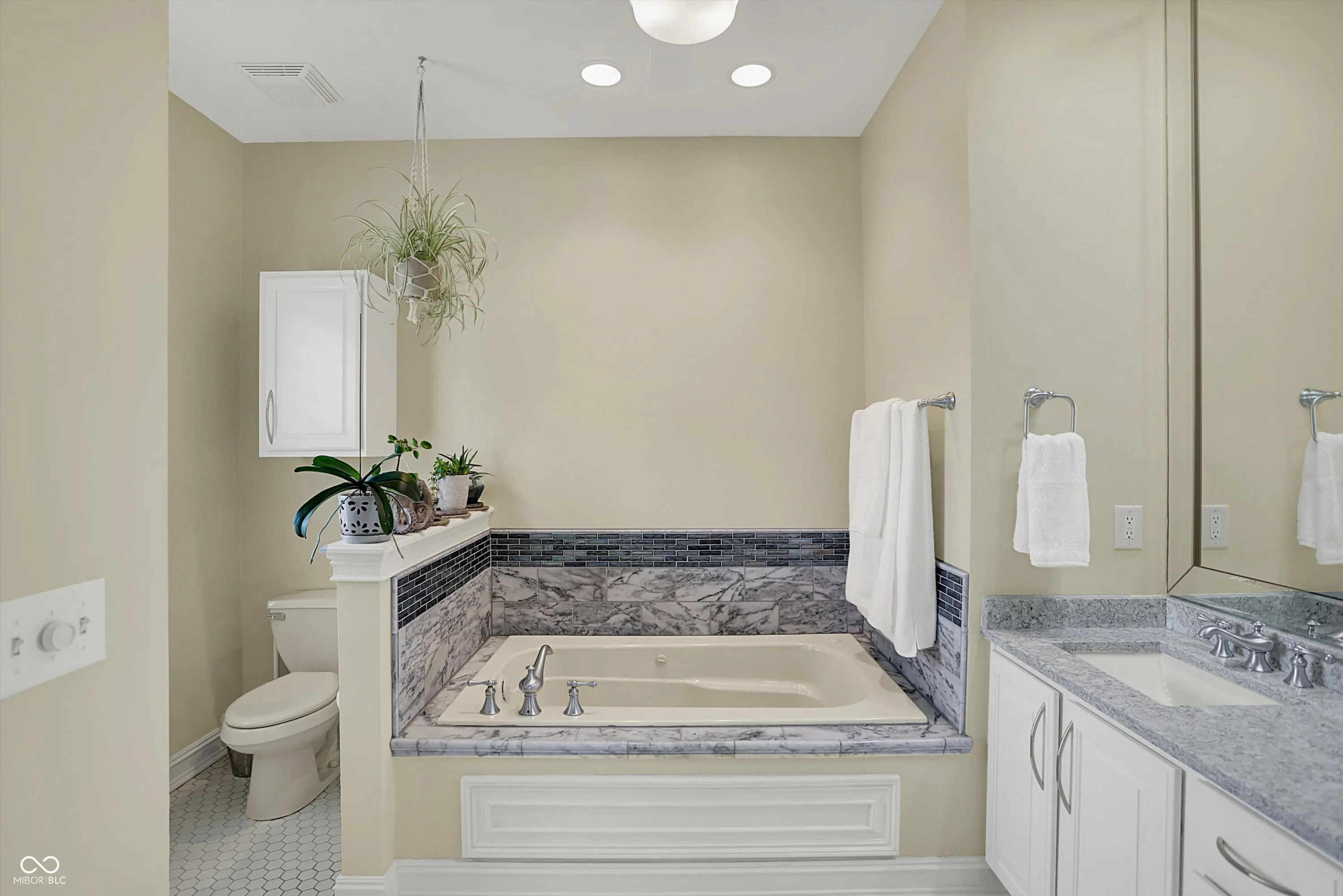 Indianapolis, Indiana 46250, United States, 3 Bedrooms Bedrooms, ,4 BathroomsBathrooms,Residential,Pending,103119