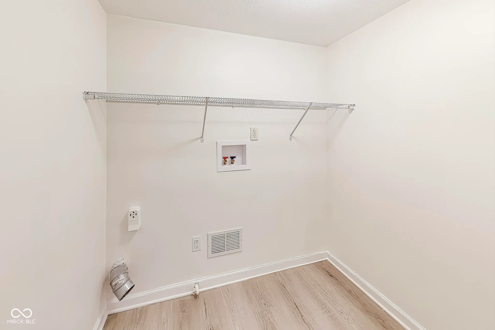 Greenwood, Indiana 46143, United States, 4 Bedrooms Bedrooms, ,3 BathroomsBathrooms,Residential,Pending,23552