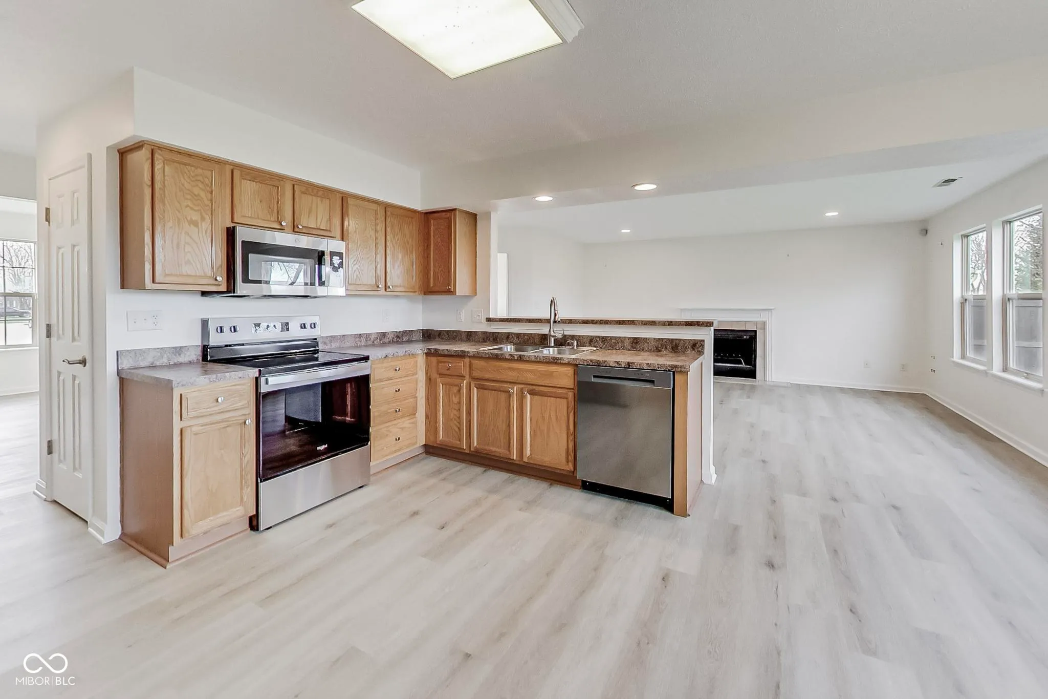 Greenwood, Indiana 46143, United States, 4 Bedrooms Bedrooms, ,3 BathroomsBathrooms,Residential,Pending,23552