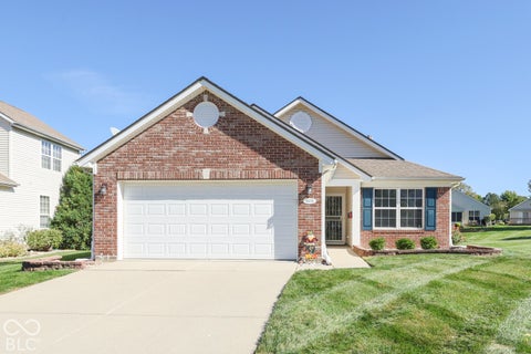 Photo of 1031 Lincoln Park West Drive, Greenwood, IN 46142 (MLS # 22130365)