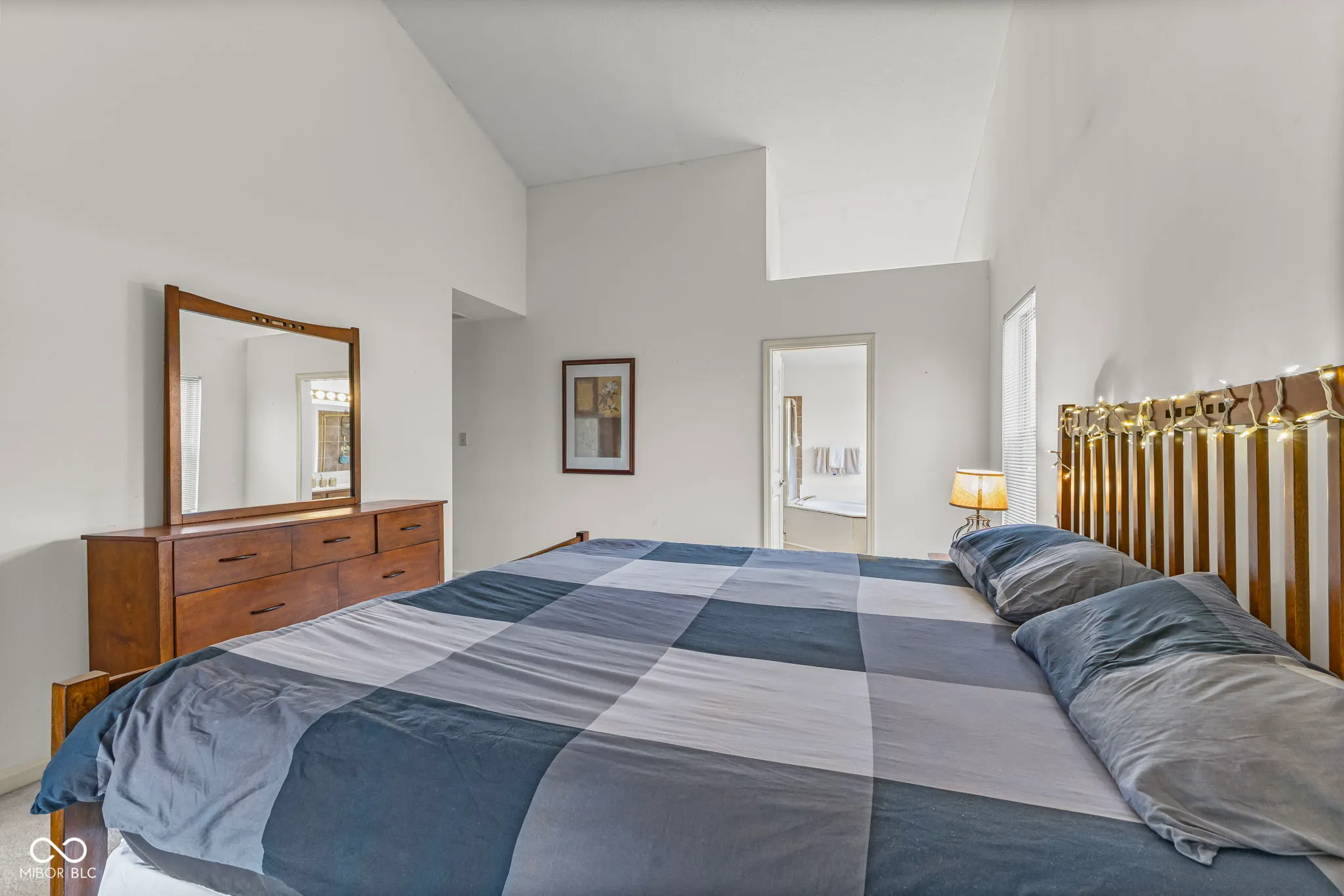 Carmel, Indiana 46033, United States, 3 Bedrooms Bedrooms, ,2 BathroomsBathrooms,Residential,Active,221711