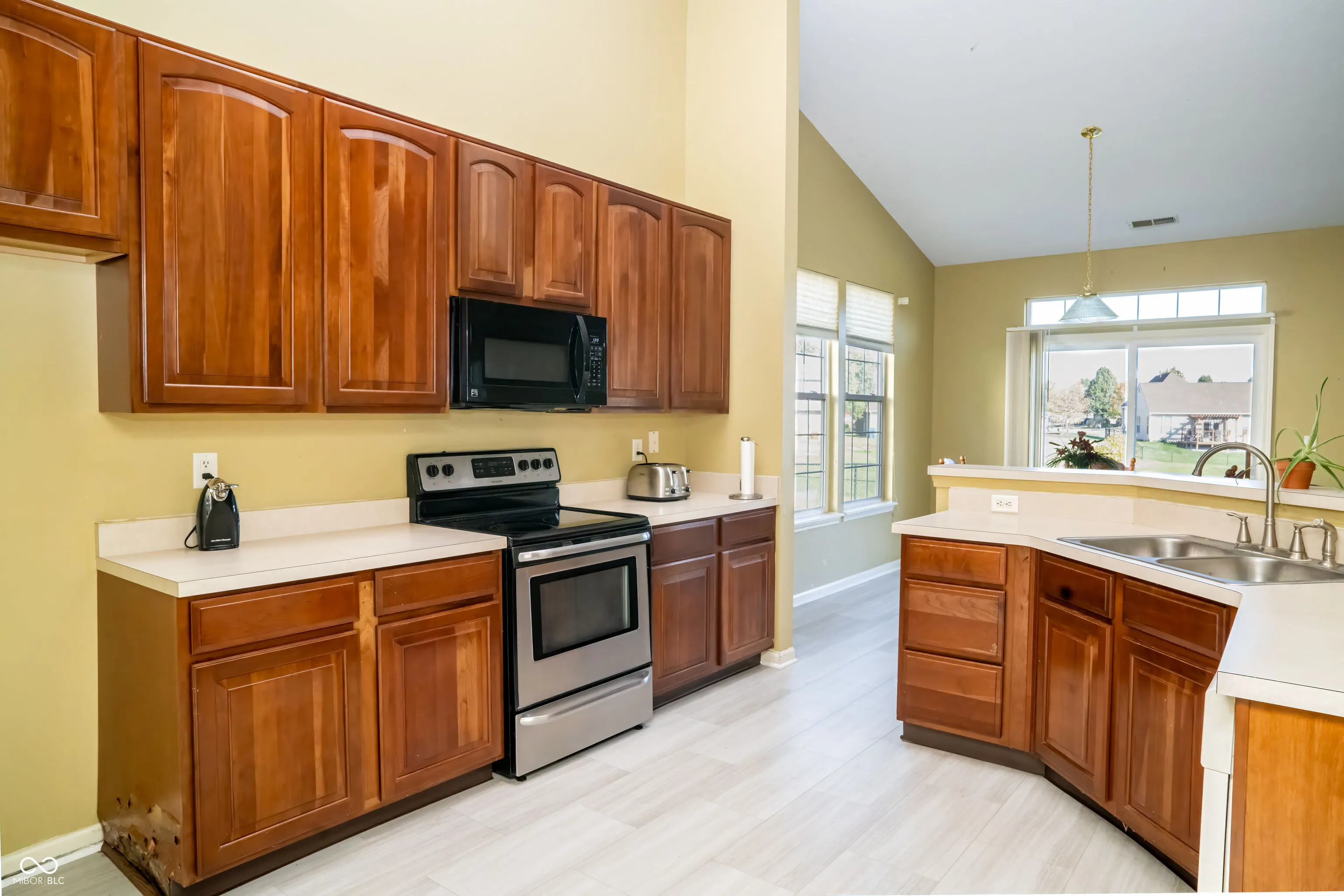 Indianapolis, Indiana 46221, United States, 3 Bedrooms Bedrooms, ,2 BathroomsBathrooms,Residential,Pending,34864