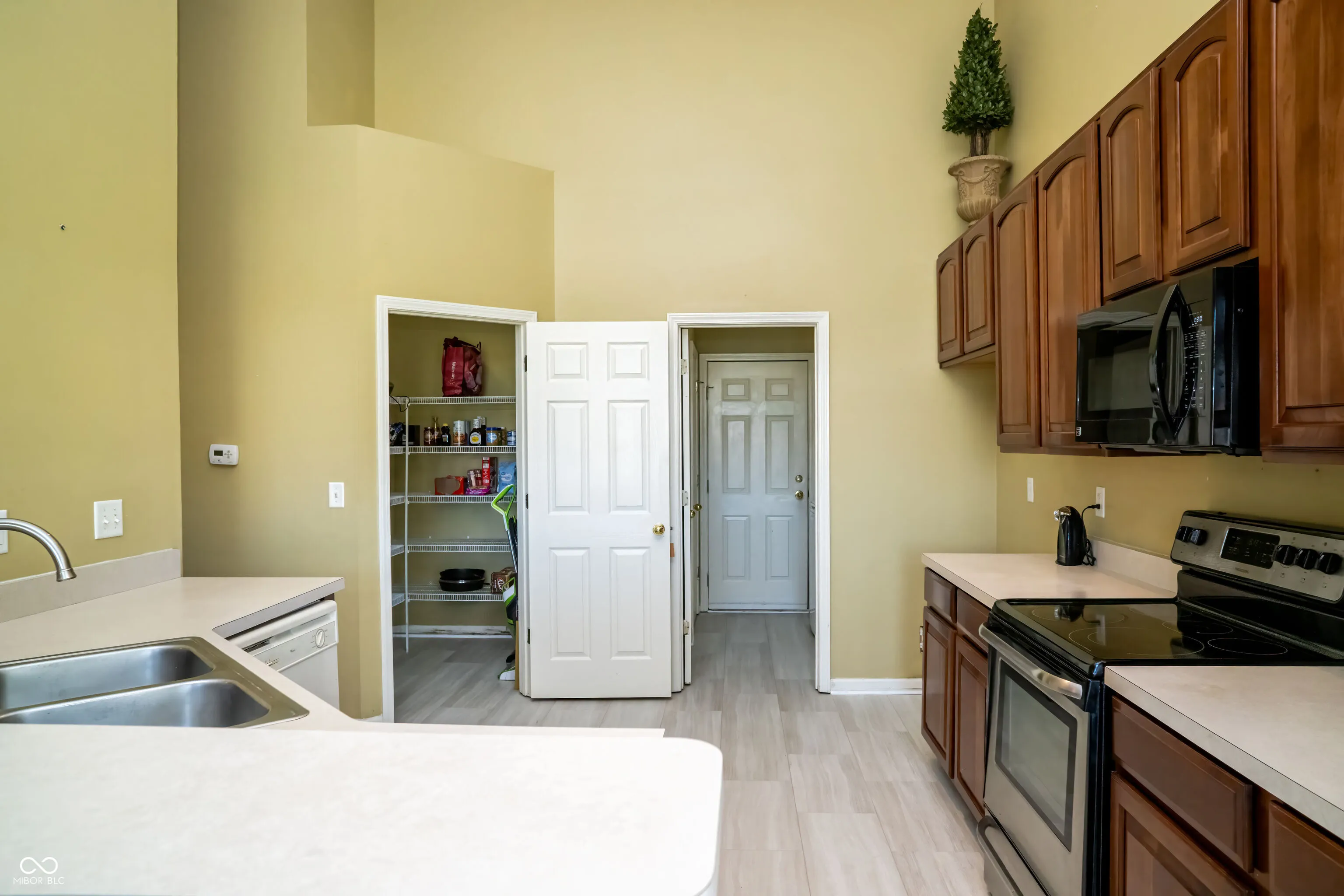 Indianapolis, Indiana 46221, United States, 3 Bedrooms Bedrooms, ,2 BathroomsBathrooms,Residential,Pending,34864