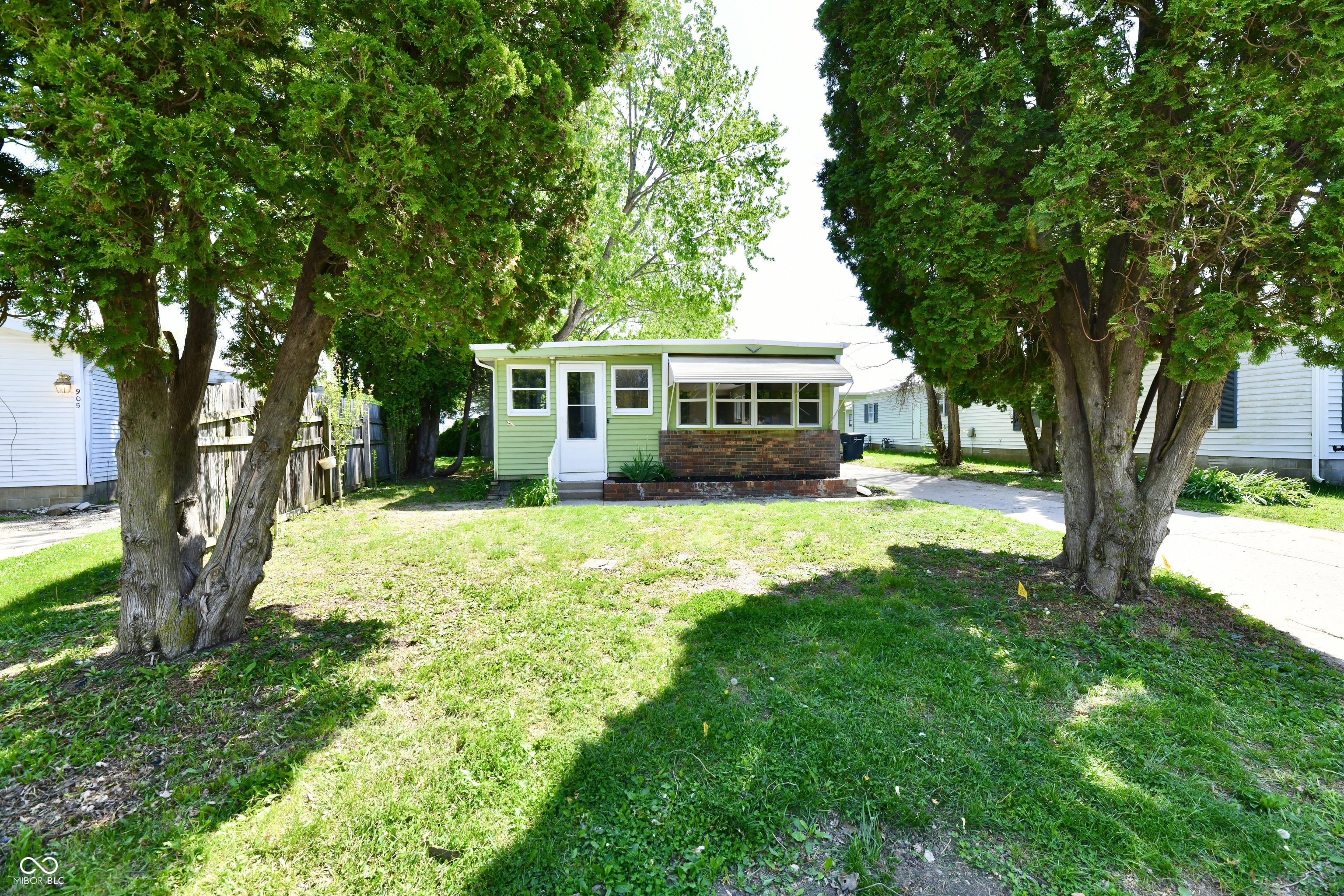 909 Independence Drive E