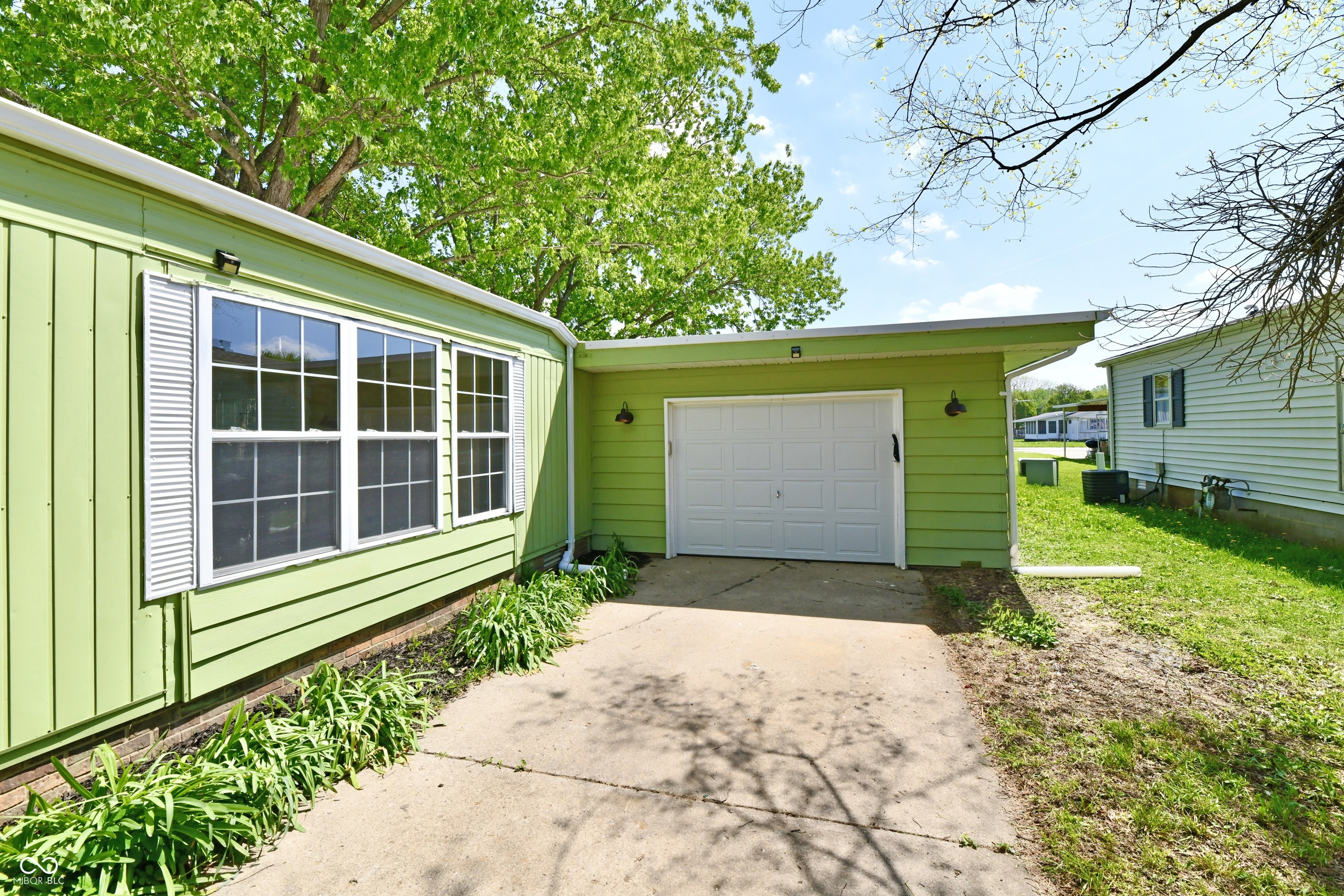 909 Independence Drive E