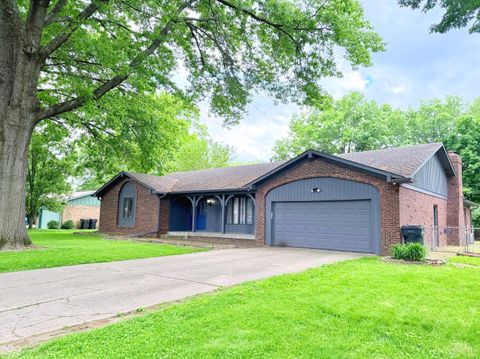 Photo of 202 Meander Way, Greenwood, IN 46142 (MLS # 22102383)