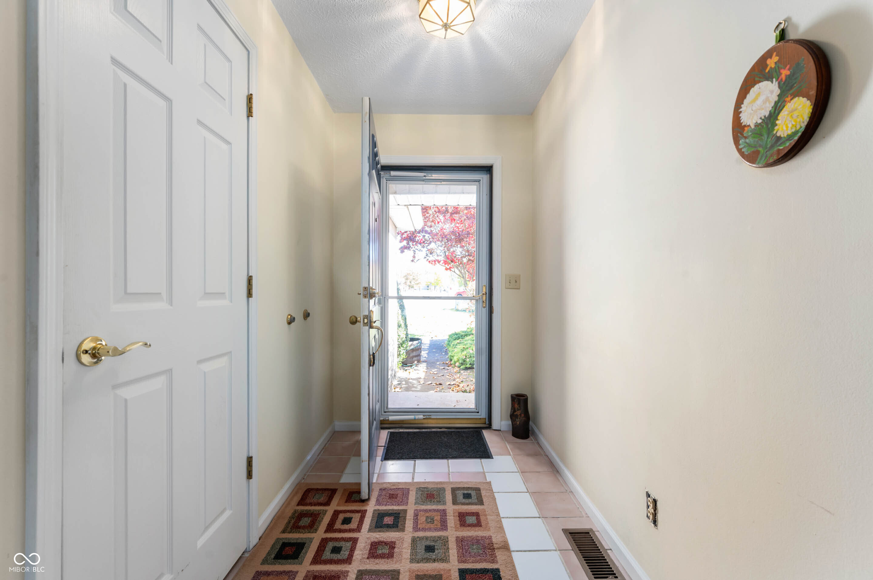 104 W Hillsboro Drive