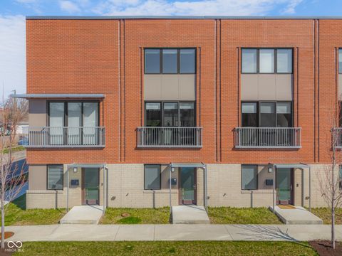 Photo of 806 7th Street, Columbus, IN 47201 (MLS # 22092688)