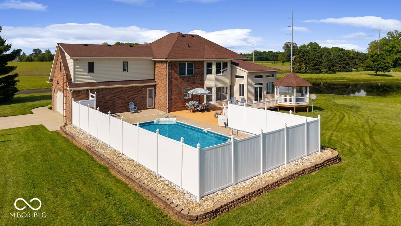 3877 Meadowbrook Drive