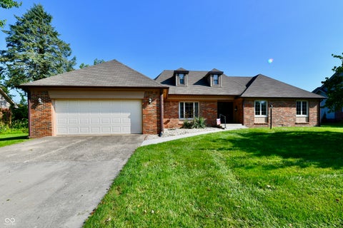 Photo of 3190 Greensview Drive, Greenwood, IN 46143 (MLS # 22121623)