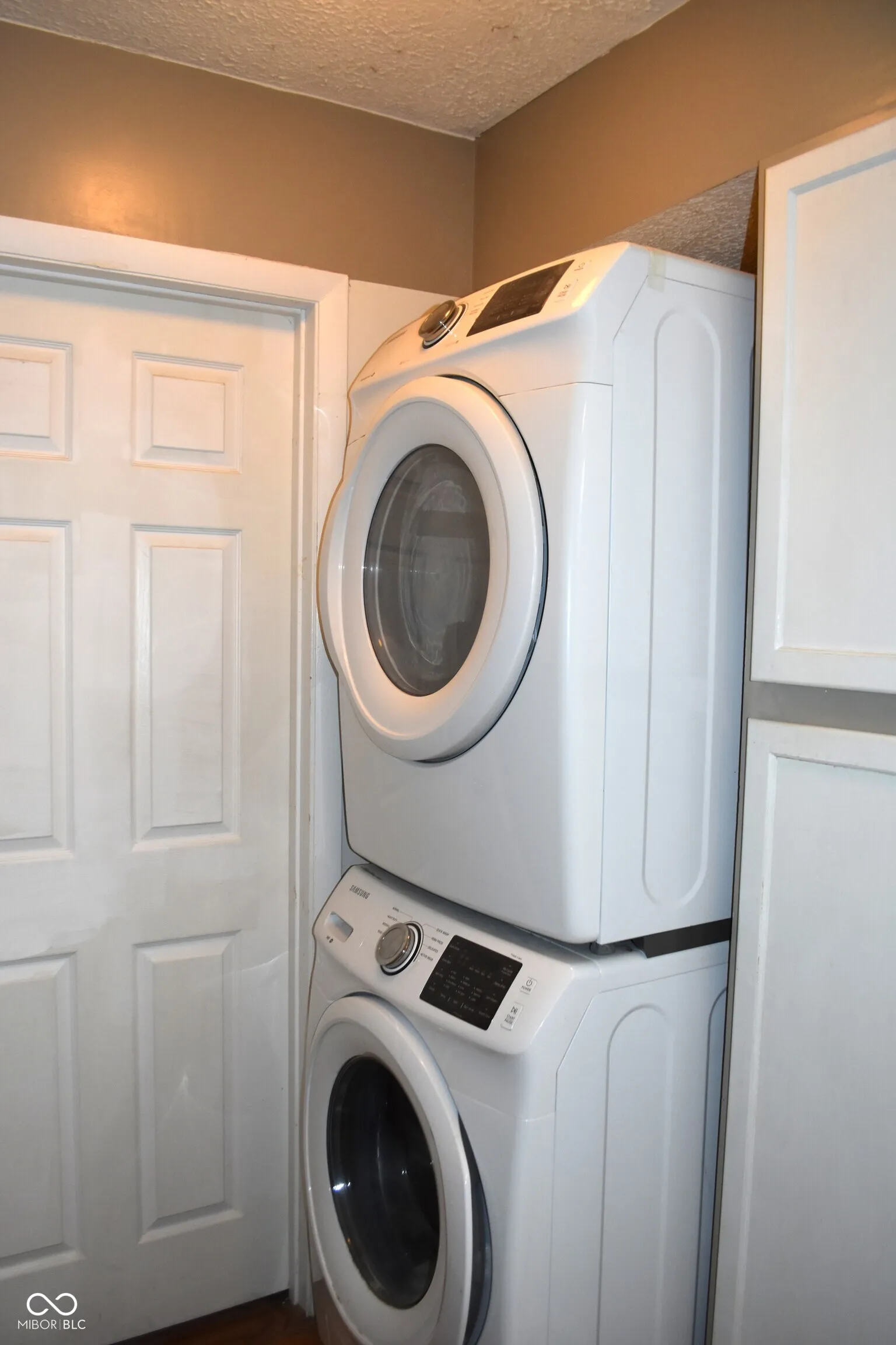 Indianapolis, Indiana 46260, United States, 2 Bedrooms Bedrooms, ,2 BathroomsBathrooms,Residential,Active,142542