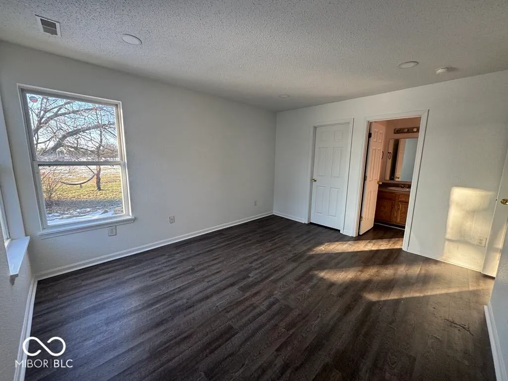 Greenwood, Indiana 46143, United States, 3 Bedrooms Bedrooms, ,2 BathroomsBathrooms,Residential,Pending,37829