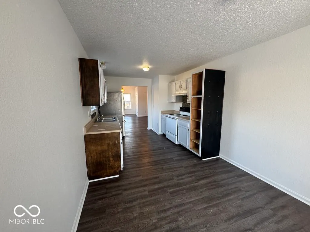 Greenwood, Indiana 46143, United States, 3 Bedrooms Bedrooms, ,2 BathroomsBathrooms,Residential,Pending,37829