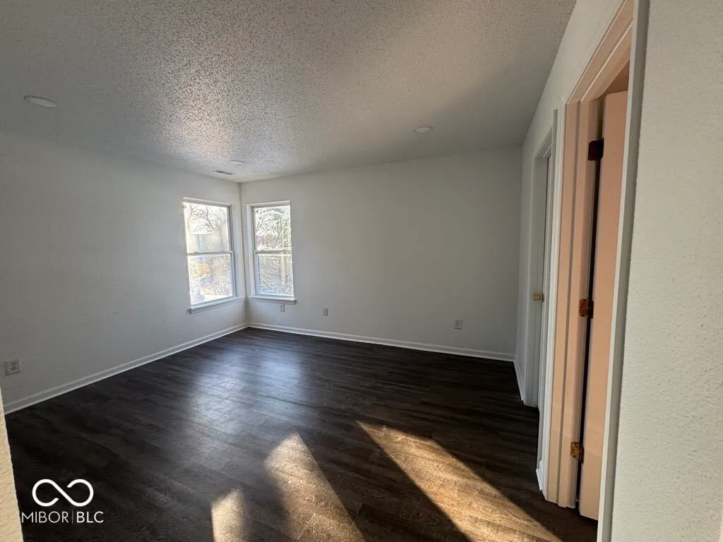 Greenwood, Indiana 46143, United States, 3 Bedrooms Bedrooms, ,2 BathroomsBathrooms,Residential,Pending,37829