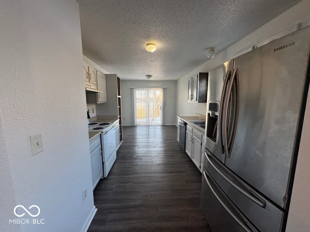 Greenwood, Indiana 46143, United States, 3 Bedrooms Bedrooms, ,2 BathroomsBathrooms,Residential,Pending,37829